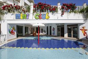 Kinderpool im Alba Queen Hotel mit buntem Mini Cub Schild und bunten Wandmalereien.