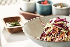 Ein Salatschüssel des Myconian Kyma Hotels mit rotkohl und Karottensalat