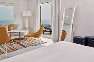 Innenansicht eines Zimmers im Myconian Kyma Hotel mit Blick auf das Meer