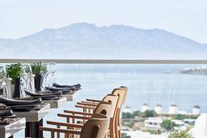 Myconian Kyma Hotel Innenbereich mit Tisch und Meerblick.