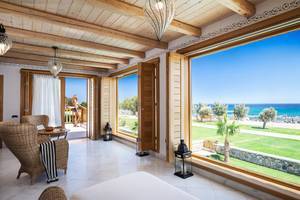 Innenansicht des Mitsis Blue Domes Resort & Spa mit Blick auf die Terrasse und das Meer
