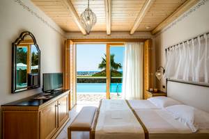 Schlafzimmer im Mitsis Blue Domes Resort & Spa mit Meerblick und Swimmingpool.