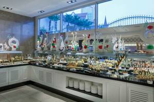 Buffet im Well Palace Side Hotel mit verschiedenen Desserts und Dekorationen.