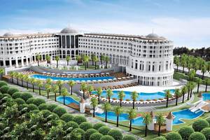 Defne Defnem Hotel mit zwei Swimmingpools und Palmen.