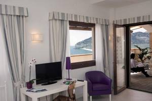 Zimmer im Hotel Residence il Porto mit Blick auf das Meer und die Berge