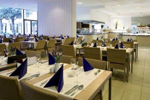 Frühstücksraum des Valamar Tirena Hotels mit gedeckten Tischen und Stühlen.