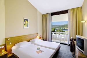 Zimmer mit Balkon im Valamar Tirena Hotel mit Blick auf den Hafen