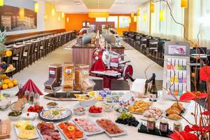 Frühstücksbuffet im Star Inn Hotel Wien Schönbrunn mit einer Auswahl an Obst, Käse, Wurst, Brot und anderen Gerichten.