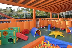 Spielplatz im Sol Principe Hotel mit bunten Spielsachen und einem überdachten Bereich.