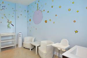 Sol Principe Kinderzimmer mit Kleinem Prinzen Wandbild, Möbel und Sternendekoration.