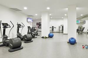 Fitness-Center im Sol Principe Hotel mit modernen Geräten und Trainingsbereichen.