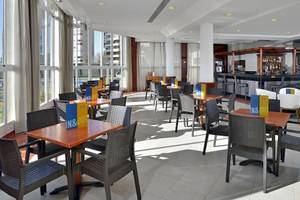 Innenbereich des Sol Principe Hotels mit Tischen und Stühlen im Loungebereich.