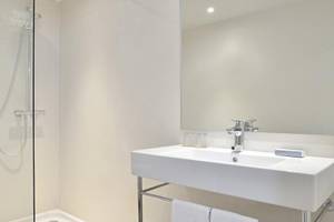 Ein Badezimmer mit Dusche, Waschbecken und Spiegel im Sol Principe Hotel.