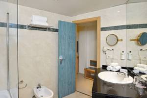 Badezimmer im Sol Principe Hotel mit Dusche, Badewanne, Bidet und Waschbecken.