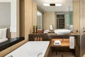 Luxuriöses Badezimmer im Shangri-La Le Touessrok Hotel mit Badewanne, Waschbecken und Dusche