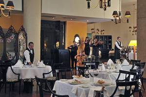 Musiker spielen im Restaurant des Melia Las Americas Hotels.