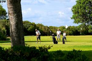 Gruppe von Golfern auf einem Golfplatz des VOI Alimini Resorts