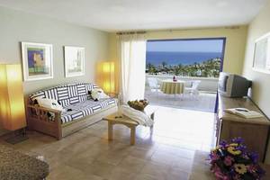 Balkonzimmer im LIVVO Lago Taurito Hotel mit Meerblick, Sofa und Tisch.