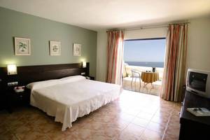 Zimmer im LIVVO Lago Taurito Hotel mit Blick auf das Meer von der Terrasse aus