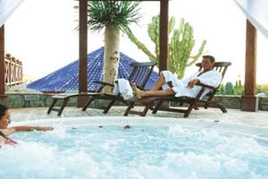 Paar genießt Wellnessbereich im LIVVO Lago Taurito Hotel