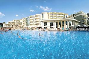 Das Club Hotel Sunny Beach Außenpool mit vielen Gästen an einem sonnigen Tag.