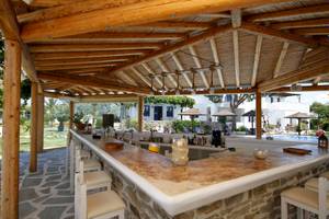 Bar im Freien im Alkyoni Beach Hotel mit Steinmauer und Holzdach