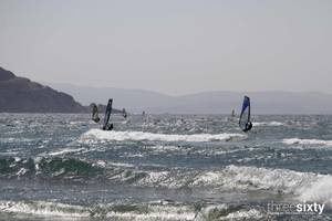 Mehrere Windsurfer auf dem Meer vor dem Alkyoni Beach Hotel