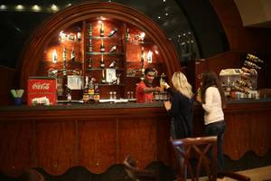 Bar Mitarbeiter bedient Kunden im Pyramisa Beach Resort