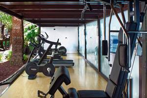 Fitnessbereich im Parque Tropical Hotel mit Cardiogeräten und Panoramafenstern.