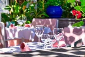 Ein Tisch im Restaurant von Parque Tropical, gedeckt mit Gläsern und Servietten, draußen im Garten.