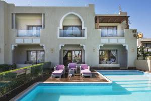 Außenbereich des Sunrise Arabian Beach Resorts mit Pool und Liegestühlen