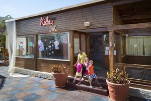 Kinderclub vor dem Sunrise Arabian Beach Resort mit Kindern und einer Frau
