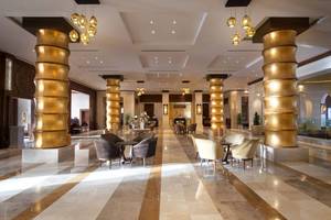 Lobby des Sunrise Arabian Beach Resort mit goldenen Säulen und Möbeln