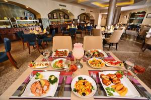 Buffet-Tisch im Pickalbatros Royal Moderna Resort mit verschiedenen Gerichten und Getränken.