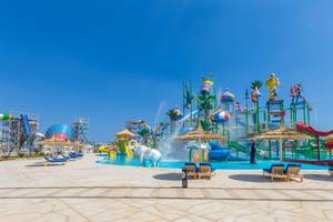 Wasserpark im Pickalbatros Royal Moderna Resort mit verschiedenen Rutschen und Wasserattraktionen.