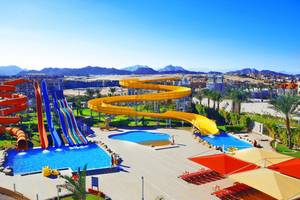 Luftaufnahme des Pickalbatros Royal Moderna Resort mit Wasserrutschen und Swimmingpools.