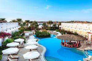 Außenansicht des Pickalbatros Royal Moderna Resorts mit Pool und Sonnenschirmen