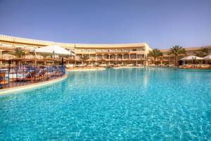 Außenpool des Pickalbatros Royal Moderna Resorts mit Lounge-Sesseln und Sonnenschirmen.