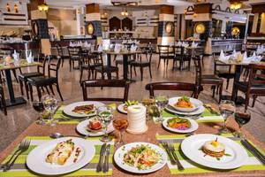 Restaurant im Pickalbatros Royal Moderna Resort mit gedeckten Tischen und Speisen.