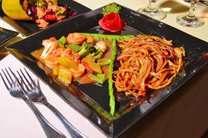 Essen auf schwarzem Teller im Hotel Pickalbatros Royal Moderna Resort