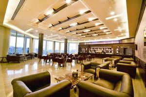 Lobby-Bereich des Pickalbatros Royal Moderna Resorts mit vielen Ledersesseln und Tischen.