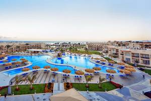 Luftaufnahme des Pickalbatros Royal Moderna Resorts mit Swimmingpools, Sonnenliegen und Palmen