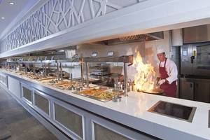 Kueche im Crystal Waterworld Aqua Collection Hotel mit kochendem Feuer und Chefkoch