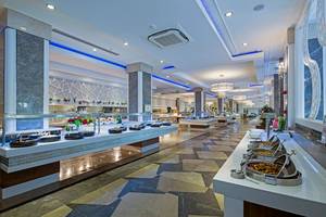 Buffet-Halle im Crystal Waterworld Aqua Collection Hotel mit Marmorboden und servierten Gerichten.