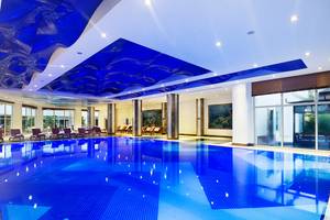 Innenpool des Crystal Waterworld Aqua Collection Hotels mit blauer Decke und blauem Wasser.