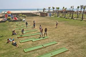 Gäste spielen Minigolf im Crystal Waterworld Aqua Collection Hotel.