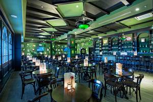 Innenbereich des Crystal Waterworld Aqua Collection Hotels mit Bar und Tischen.