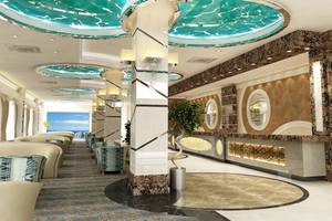 Lobby des Crystal Waterworld Aqua Collection Hotels mit blauen Decken und Marmorwand