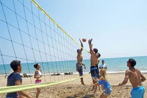 Volleyballspieler am Strand im Crystal Waterworld Resort & Spa spielen.
