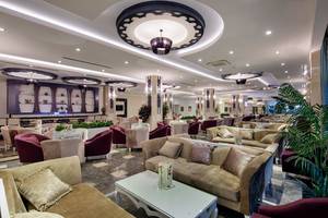 Innenansicht der Hotellobby des Crystal Waterworld Aqua Collection mit Sofas, Tischen und Pflanzen.